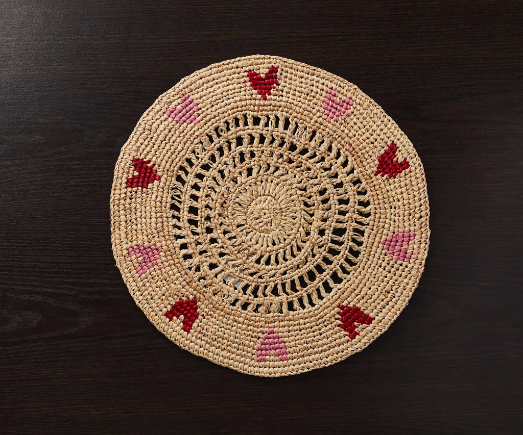 Set de table en raphia tissé à la main avec cœurs rouges et roses – Décoration de table artisanale