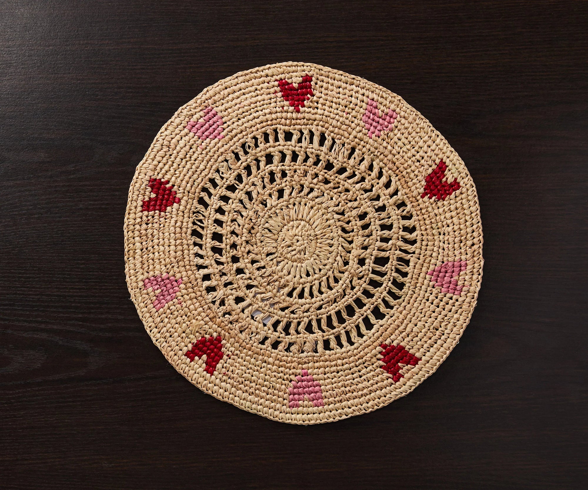 Set de table en raphia tissé à la main avec cœurs rouges et roses – Décoration de table artisanale