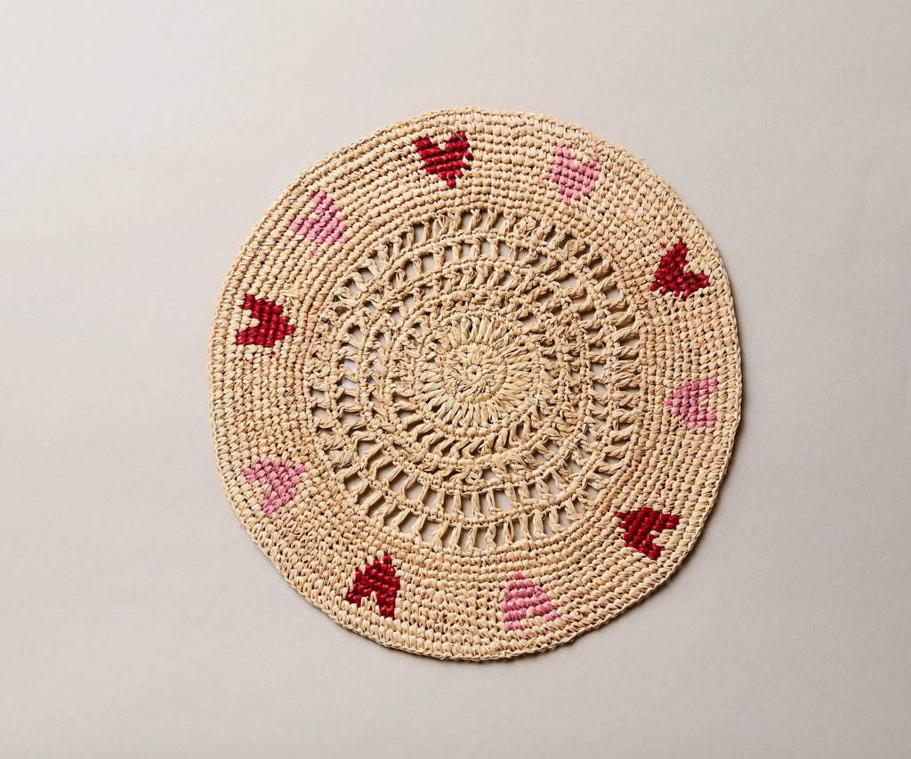 Set de table en raphia tissé à la main avec cœurs rouges et roses – Décoration de table artisanale