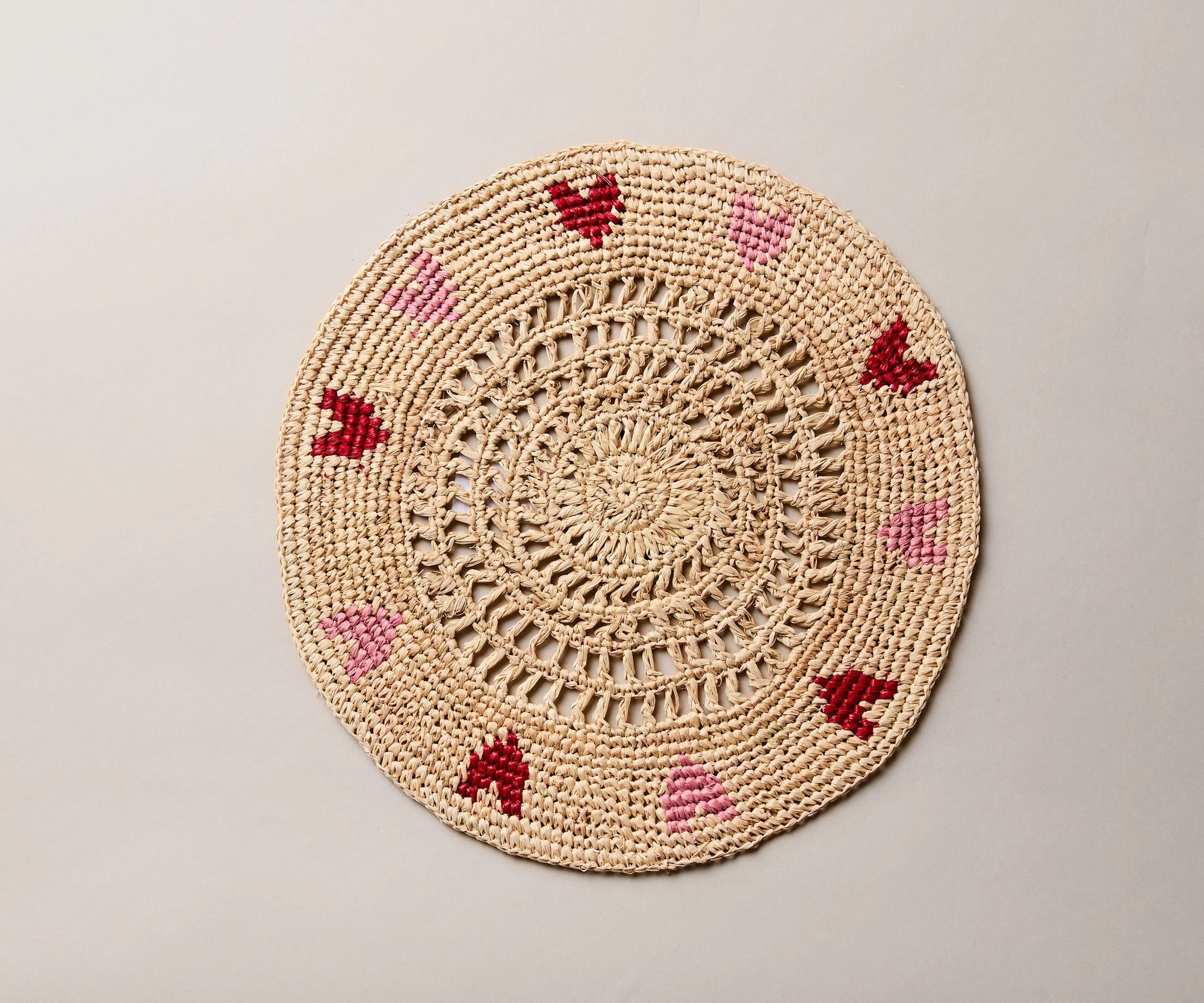 Set de table en raphia tissé à la main avec cœurs rouges et roses – Décoration de table artisanale