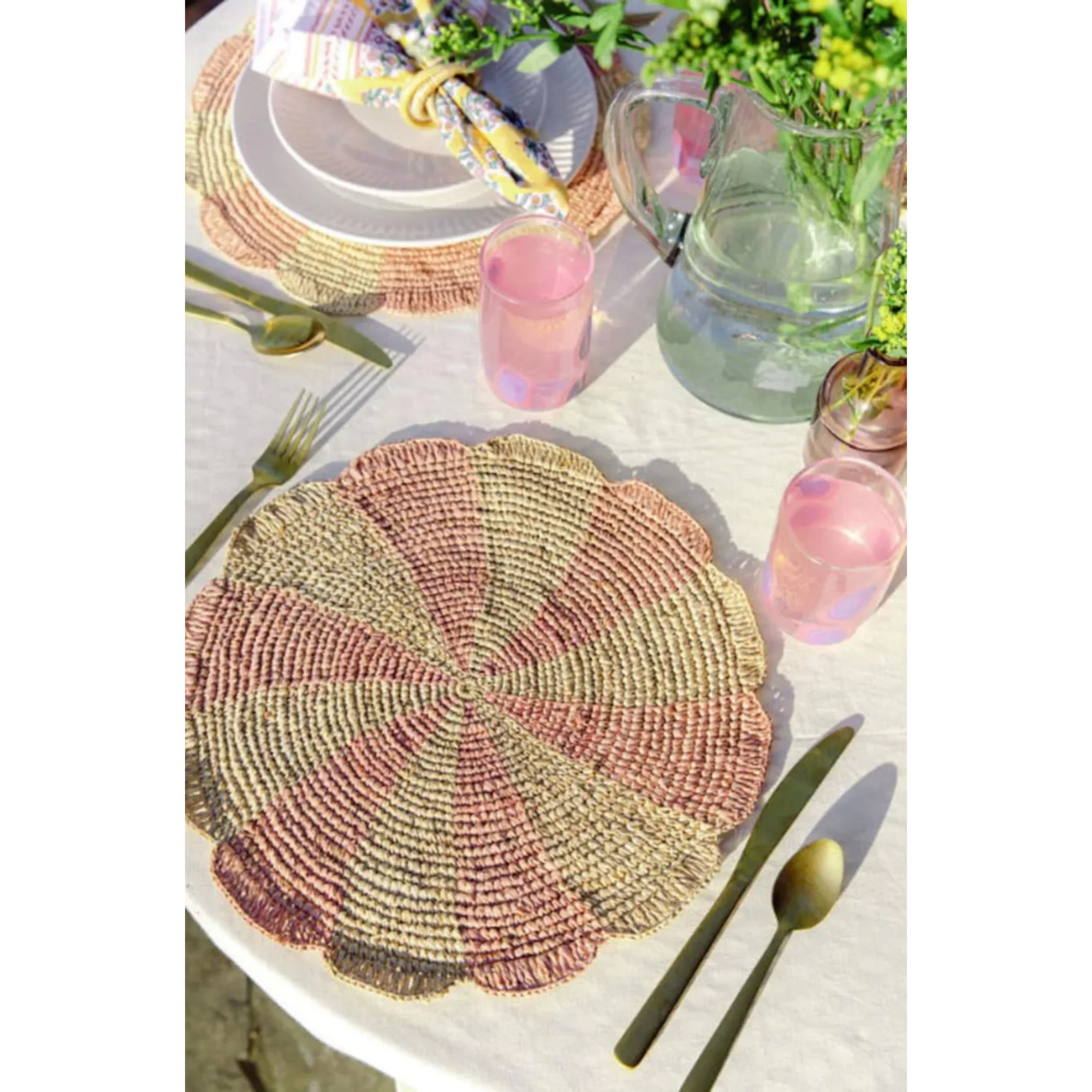 Set de table Pinwheel rose, plateau en raphia